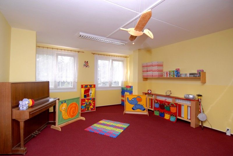 Vyfouknutím bublin z bublifuku zahájil nový školní rok (3.9.2012) v zrekonstruované budově mateřské školy v Břeclavské 12 na Vinicích primátor Martin Baxa. Kompletní oprava za 12,5 milionu korun je podle starosty Městského obvodu Plzeň 1 Miroslava Brabce největší investiční akcí obvodu v letošním roce.