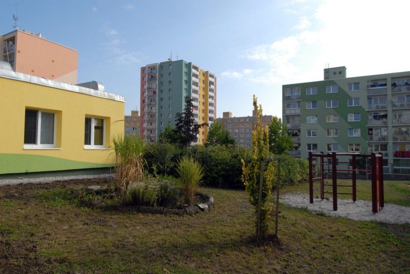 Vyfouknutím bublin z bublifuku zahájil nový školní rok (3.9.2012) v zrekonstruované budově mateřské školy v Břeclavské 12 na Vinicích primátor Martin Baxa. Kompletní oprava za 12,5 milionu korun je podle starosty Městského obvodu Plzeň 1 Miroslava Brabce největší investiční akcí obvodu v letošním roce.