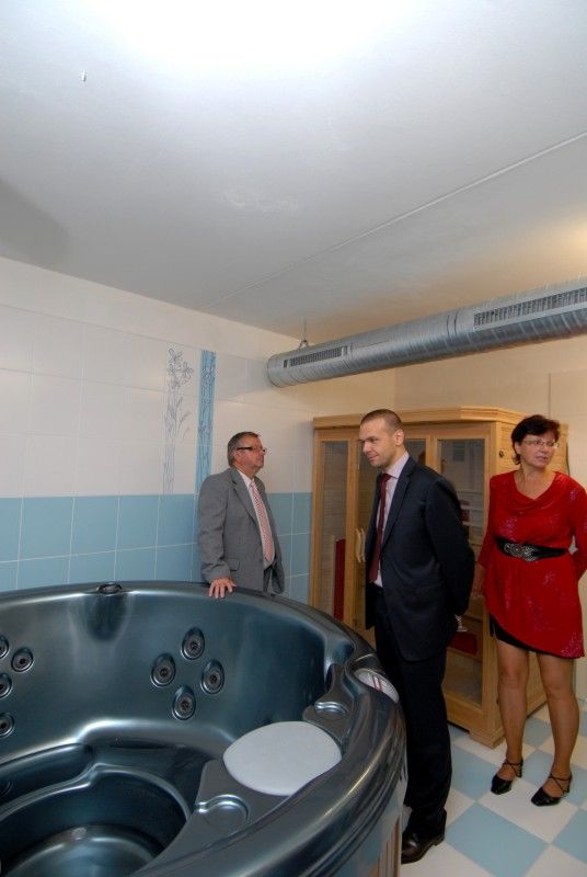 Vyfouknutím bublin z bublifuku zahájil nový školní rok (3.9.2012) v zrekonstruované budově mateřské školy v Břeclavské 12 na Vinicích primátor Martin Baxa. Kompletní oprava za 12,5 milionu korun je podle starosty Městského obvodu Plzeň 1 Miroslava Brabce největší investiční akcí obvodu v letošním roce.