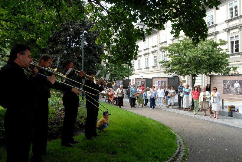 Slavnostní zahájení výstavy se uskutečnilo v pondělí (3.9.2012) odpoledne za účasti náměstkyně primátora pro kulturu Evy Herinkové. „Jiří Trnka je velkou osobností pocházející od nás z Plzně a takováto výročí je třeba si připomínat. Jsem velice ráda, že se výstavu podařilo zorganizovat, a velice mne těší, že zde vidím potomky Jiřího Trnky,“ uvedla při slavnostním zahájení náměstkyně Herinková.