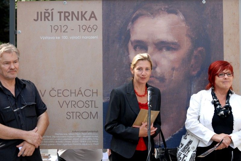 Slavnostní zahájení výstavy se uskutečnilo v pondělí (3.9.2012) odpoledne za účasti náměstkyně primátora pro kulturu Evy Herinkové. „Jiří Trnka je velkou osobností pocházející od nás z Plzně a takováto výročí je třeba si připomínat. Jsem velice ráda, že se výstavu podařilo zorganizovat, a velice mne těší, že zde vidím potomky Jiřího Trnky,“ uvedla při slavnostním zahájení náměstkyně Herinková.