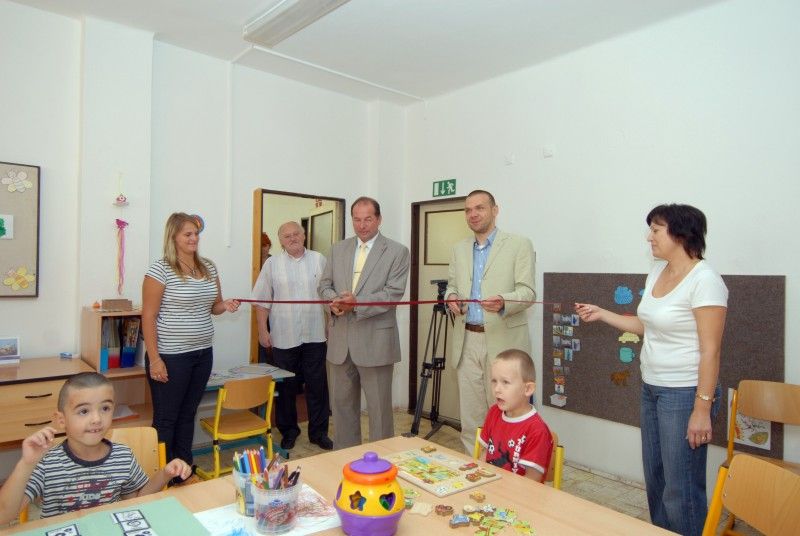 První dvě třídy pro děti s poruchami autistického spektra otevřela (4.9.2012) pro tento školní rok Odborná škola, základní škola a mateřská škola Zbůch v areálu bývalé mateřské školy v Macháčkově ulici ve Skvrňanech. V areálu zároveň provozuje čtyři třídy základní školy. Počet dětí s diagnostikovanou poruchou autismu neustále stoupá a s tím prudce roste i potřeba vzdělávacích zařízení pro děti, které potřebují speciální zacházení. Předškolní vzdělávání pro ně doposud v regionu zajištěno nebylo. Město Plzeň a Plzeňský kraj tak společně podpořily vznik speciální mateřské školy, která do jejich života přináší zásadní změnu.