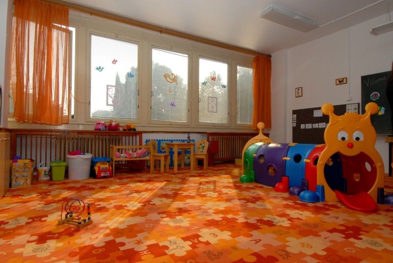 První dvě třídy pro děti s poruchami autistického spektra otevřela (4.9.2012) pro tento školní rok Odborná škola, základní škola a mateřská škola Zbůch v areálu bývalé mateřské školy v Macháčkově ulici ve Skvrňanech. V areálu zároveň provozuje čtyři třídy základní školy. Počet dětí s diagnostikovanou poruchou autismu neustále stoupá a s tím prudce roste i potřeba vzdělávacích zařízení pro děti, které potřebují speciální zacházení. Předškolní vzdělávání pro ně doposud v regionu zajištěno nebylo. Město Plzeň a Plzeňský kraj tak společně podpořily vznik speciální mateřské školy, která do jejich života přináší zásadní změnu.