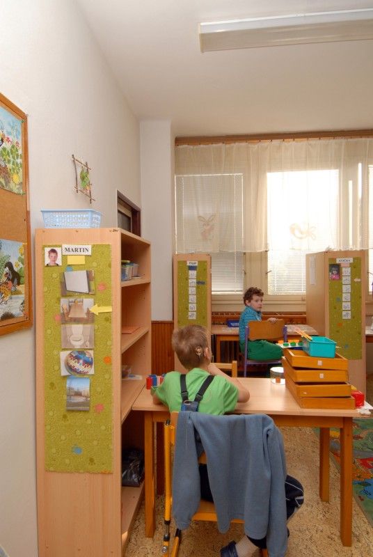 První dvě třídy pro děti s poruchami autistického spektra otevřela (4.9.2012) pro tento školní rok Odborná škola, základní škola a mateřská škola Zbůch v areálu bývalé mateřské školy v Macháčkově ulici ve Skvrňanech. V areálu zároveň provozuje čtyři třídy základní školy. Počet dětí s diagnostikovanou poruchou autismu neustále stoupá a s tím prudce roste i potřeba vzdělávacích zařízení pro děti, které potřebují speciální zacházení. Předškolní vzdělávání pro ně doposud v regionu zajištěno nebylo. Město Plzeň a Plzeňský kraj tak společně podpořily vznik speciální mateřské školy, která do jejich života přináší zásadní změnu.