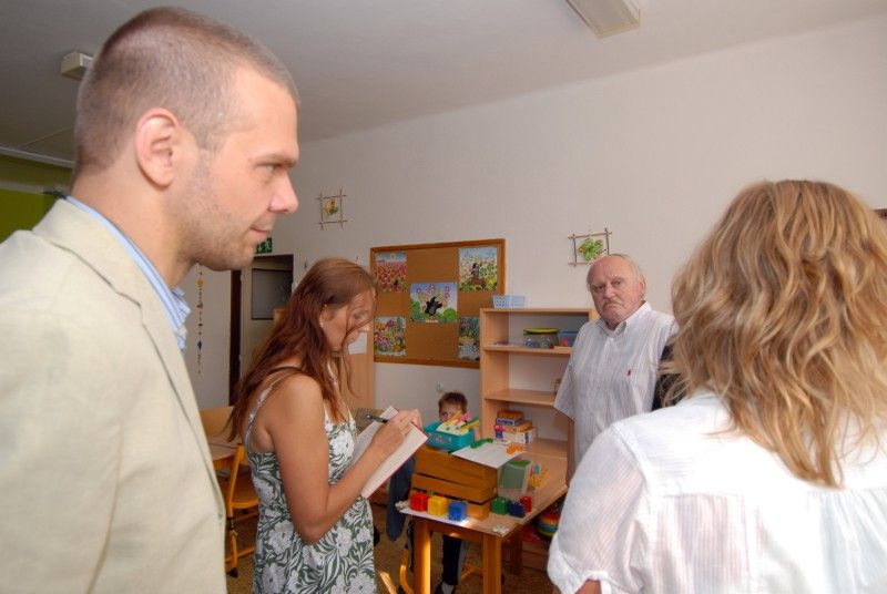 První dvě třídy pro děti s poruchami autistického spektra otevřela (4.9.2012) pro tento školní rok Odborná škola, základní škola a mateřská škola Zbůch v areálu bývalé mateřské školy v Macháčkově ulici ve Skvrňanech. V areálu zároveň provozuje čtyři třídy základní školy. Počet dětí s diagnostikovanou poruchou autismu neustále stoupá a s tím prudce roste i potřeba vzdělávacích zařízení pro děti, které potřebují speciální zacházení. Předškolní vzdělávání pro ně doposud v regionu zajištěno nebylo. Město Plzeň a Plzeňský kraj tak společně podpořily vznik speciální mateřské školy, která do jejich života přináší zásadní změnu.