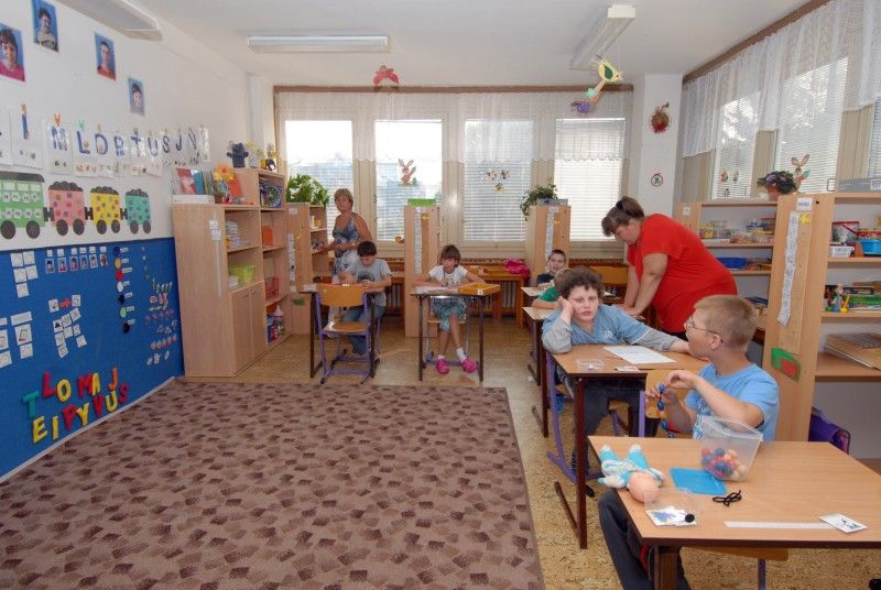 První dvě třídy pro děti s poruchami autistického spektra otevřela (4.9.2012) pro tento školní rok Odborná škola, základní škola a mateřská škola Zbůch v areálu bývalé mateřské školy v Macháčkově ulici ve Skvrňanech. V areálu zároveň provozuje čtyři třídy základní školy. Počet dětí s diagnostikovanou poruchou autismu neustále stoupá a s tím prudce roste i potřeba vzdělávacích zařízení pro děti, které potřebují speciální zacházení. Předškolní vzdělávání pro ně doposud v regionu zajištěno nebylo. Město Plzeň a Plzeňský kraj tak společně podpořily vznik speciální mateřské školy, která do jejich života přináší zásadní změnu.