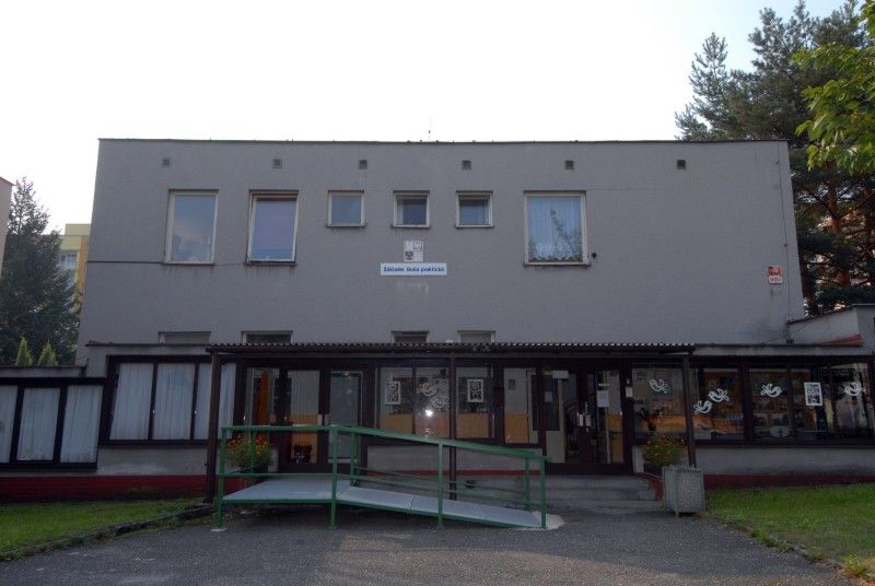 První dvě třídy pro děti s poruchami autistického spektra otevřela (4.9.2012) pro tento školní rok Odborná škola, základní škola a mateřská škola Zbůch v areálu bývalé mateřské školy v Macháčkově ulici ve Skvrňanech. V areálu zároveň provozuje čtyři třídy základní školy. Počet dětí s diagnostikovanou poruchou autismu neustále stoupá a s tím prudce roste i potřeba vzdělávacích zařízení pro děti, které potřebují speciální zacházení. Předškolní vzdělávání pro ně doposud v regionu zajištěno nebylo. Město Plzeň a Plzeňský kraj tak společně podpořily vznik speciální mateřské školy, která do jejich života přináší zásadní změnu.