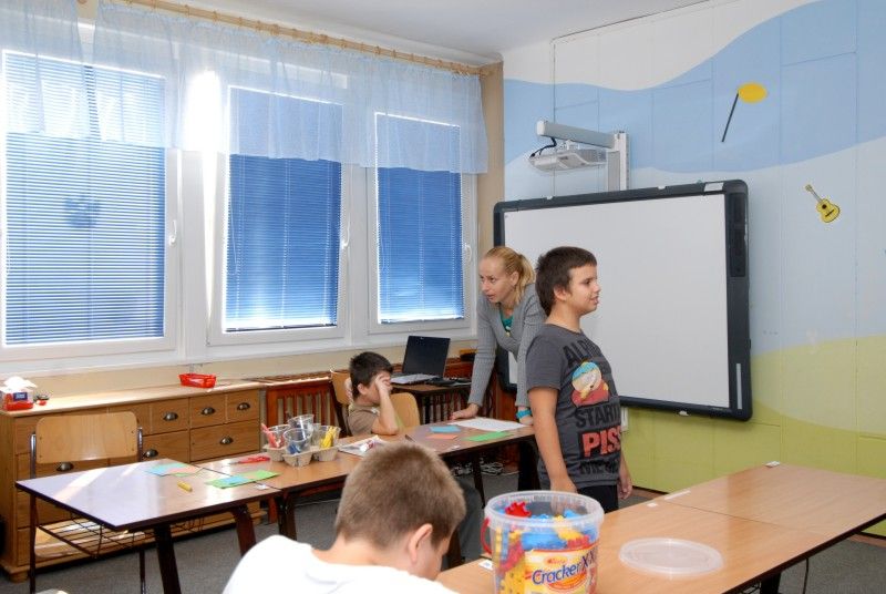 První dvě třídy pro děti s poruchami autistického spektra otevřela (4.9.2012) pro tento školní rok Odborná škola, základní škola a mateřská škola Zbůch v areálu bývalé mateřské školy v Macháčkově ulici ve Skvrňanech. V areálu zároveň provozuje čtyři třídy základní školy. Počet dětí s diagnostikovanou poruchou autismu neustále stoupá a s tím prudce roste i potřeba vzdělávacích zařízení pro děti, které potřebují speciální zacházení. Předškolní vzdělávání pro ně doposud v regionu zajištěno nebylo. Město Plzeň a Plzeňský kraj tak společně podpořily vznik speciální mateřské školy, která do jejich života přináší zásadní změnu.