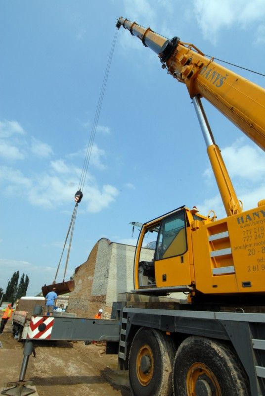 Stavební práce v prostoru, kde má stát nové divadlo, pokračují podle harmonogramu. Pilotové zakládání objektu budovy je dokončené a několik desítek stavebníků nyní pracuje na betonáži základových desek. O postupu prací v lokalitě Jízdecká se osobně na místo výstavby přišel přesvědčit technický náměstek Petr Rund. (Foto 4.9.2012)