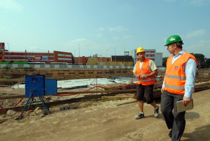 Stavební práce v prostoru, kde má stát nové divadlo, pokračují podle harmonogramu. Pilotové zakládání objektu budovy je dokončené a několik desítek stavebníků nyní pracuje na betonáži základových desek. O postupu prací v lokalitě Jízdecká se osobně na místo výstavby přišel přesvědčit technický náměstek Petr Rund. (Foto 4.9.2012)