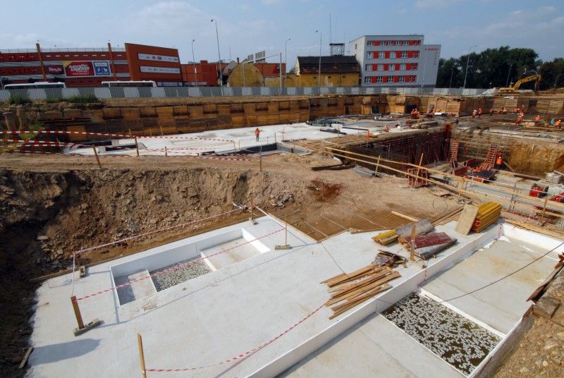Stavební práce v prostoru, kde má stát nové divadlo, pokračují podle harmonogramu. Pilotové zakládání objektu budovy je dokončené a několik desítek stavebníků nyní pracuje na betonáži základových desek. O postupu prací v lokalitě Jízdecká se osobně na místo výstavby přišel přesvědčit technický náměstek Petr Rund. (Foto 4.9.2012)