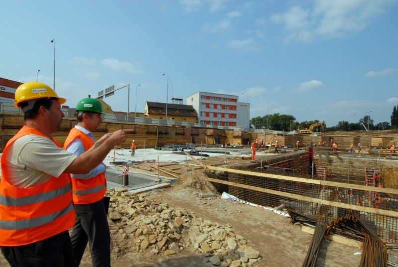 Stavební práce v prostoru, kde má stát nové divadlo, pokračují podle harmonogramu. Pilotové zakládání objektu budovy je dokončené a několik desítek stavebníků nyní pracuje na betonáži základových desek. O postupu prací v lokalitě Jízdecká se osobně na místo výstavby přišel přesvědčit technický náměstek Petr Rund. (Foto 4.9.2012)