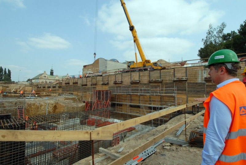 Stavební práce v prostoru, kde má stát nové divadlo, pokračují podle harmonogramu. Pilotové zakládání objektu budovy je dokončené a několik desítek stavebníků nyní pracuje na betonáži základových desek. O postupu prací v lokalitě Jízdecká se osobně na místo výstavby přišel přesvědčit technický náměstek Petr Rund. (Foto 4.9.2012)
