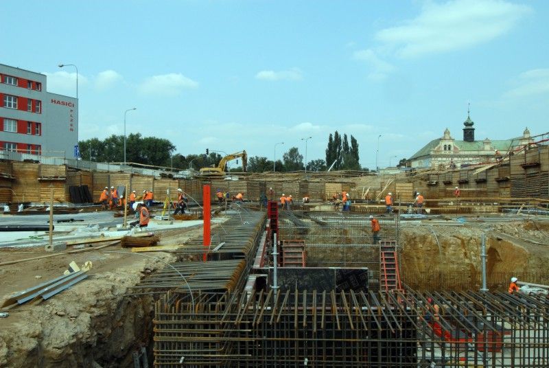 Stavební práce v prostoru, kde má stát nové divadlo, pokračují podle harmonogramu. Pilotové zakládání objektu budovy je dokončené a několik desítek stavebníků nyní pracuje na betonáži základových desek. O postupu prací v lokalitě Jízdecká se osobně na místo výstavby přišel přesvědčit technický náměstek Petr Rund. (Foto 4.9.2012)