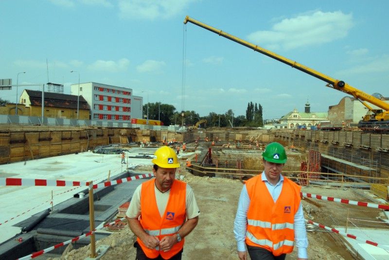 Stavební práce v prostoru, kde má stát nové divadlo, pokračují podle harmonogramu. Pilotové zakládání objektu budovy je dokončené a několik desítek stavebníků nyní pracuje na betonáži základových desek. O postupu prací v lokalitě Jízdecká se osobně na místo výstavby přišel přesvědčit technický náměstek Petr Rund. (Foto 4.9.2012)