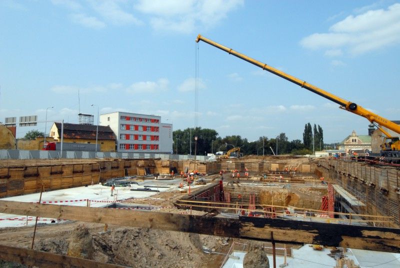 Stavební práce v prostoru, kde má stát nové divadlo, pokračují podle harmonogramu. Pilotové zakládání objektu budovy je dokončené a několik desítek stavebníků nyní pracuje na betonáži základových desek. O postupu prací v lokalitě Jízdecká se osobně na místo výstavby přišel přesvědčit technický náměstek Petr Rund. (Foto 4.9.2012)