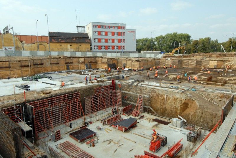 Nová budova divadla se staví podle harmonogramu