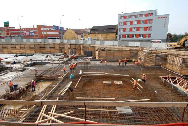 Stavební práce v prostoru, kde má stát nové divadlo, pokračují podle harmonogramu. Pilotové zakládání objektu budovy je dokončené a několik desítek stavebníků nyní pracuje na betonáži základových desek. O postupu prací v lokalitě Jízdecká se osobně na místo výstavby přišel přesvědčit technický náměstek Petr Rund. (Foto 4.9.2012)
