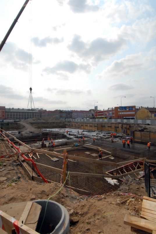 Stavební práce v prostoru, kde má stát nové divadlo, pokračují podle harmonogramu. Pilotové zakládání objektu budovy je dokončené a několik desítek stavebníků nyní pracuje na betonáži základových desek. O postupu prací v lokalitě Jízdecká se osobně na místo výstavby přišel přesvědčit technický náměstek Petr Rund. (Foto 4.9.2012)