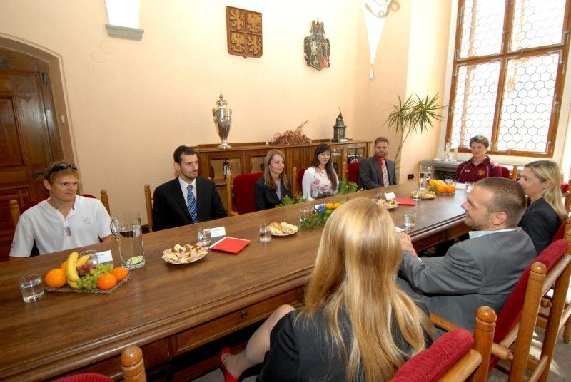 Šest účastníků olympiády v Londýně, čtyři střelce, triatlonistu a dráhového cyklistu, kteří mají blízký vztah k plzeňskému regionu, přijali v pátek (7.9.2012) po poledni na radnici primátor Martin Baxa a náměstkyně Eva Herinková. Cílem setkání bylo především sportovcům poděkovat za výbornou reprezentaci města a regionu na XXX. letních olympijských hrách, které bezesporu patřily k největším sportovním událostem letošního roku. (Adéla Sýkorová (střelba), Lenka Marušková (střelba), Přemysl Švarc (triatlon), Martin Podhráský (střelba), Petr Kelemen (dráhová cyklistika) a Martin Strnad (střelba))