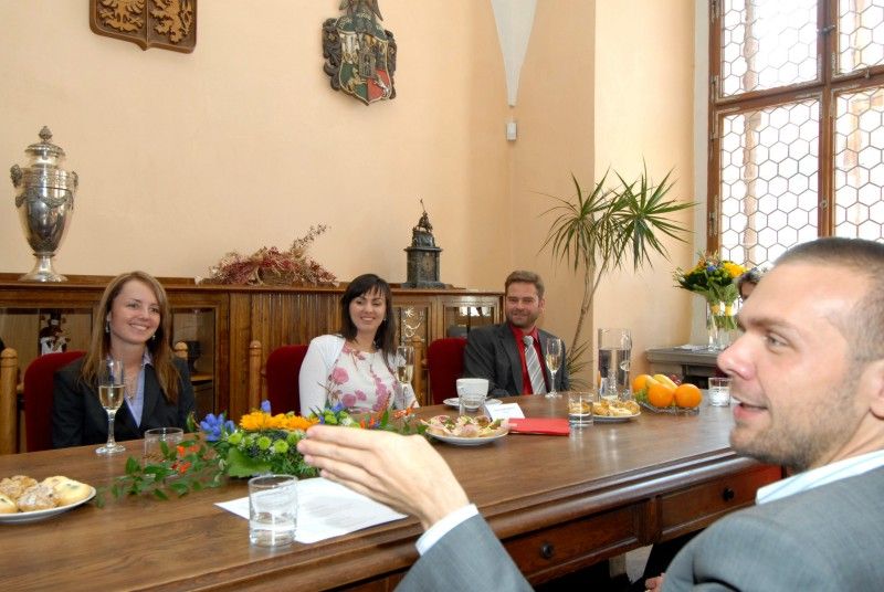 Šest účastníků olympiády v Londýně, čtyři střelce, triatlonistu a dráhového cyklistu, kteří mají blízký vztah k plzeňskému regionu, přijali v pátek (7.9.2012) po poledni na radnici primátor Martin Baxa a náměstkyně Eva Herinková. Cílem setkání bylo především sportovcům poděkovat za výbornou reprezentaci města a regionu na XXX. letních olympijských hrách, které bezesporu patřily k největším sportovním událostem letošního roku. (Adéla Sýkorová (střelba), Lenka Marušková (střelba), Přemysl Švarc (triatlon), Martin Podhráský (střelba), Petr Kelemen (dráhová cyklistika) a Martin Strnad (střelba))