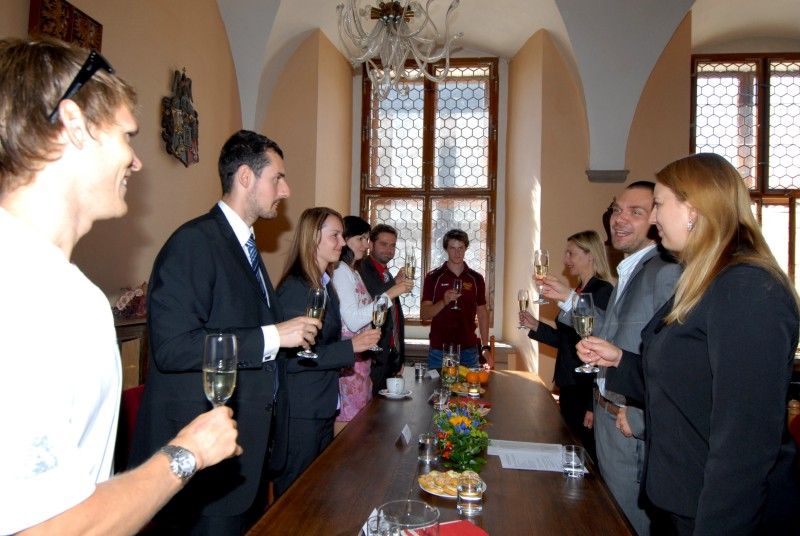 Šest účastníků olympiády v Londýně, čtyři střelce, triatlonistu a dráhového cyklistu, kteří mají blízký vztah k plzeňskému regionu, přijali v pátek (7.9.2012) po poledni na radnici primátor Martin Baxa a náměstkyně Eva Herinková. Cílem setkání bylo především sportovcům poděkovat za výbornou reprezentaci města a regionu na XXX. letních olympijských hrách, které bezesporu patřily k největším sportovním událostem letošního roku. (Adéla Sýkorová (střelba), Lenka Marušková (střelba), Přemysl Švarc (triatlon), Martin Podhráský (střelba), Petr Kelemen (dráhová cyklistika) a Martin Strnad (střelba))