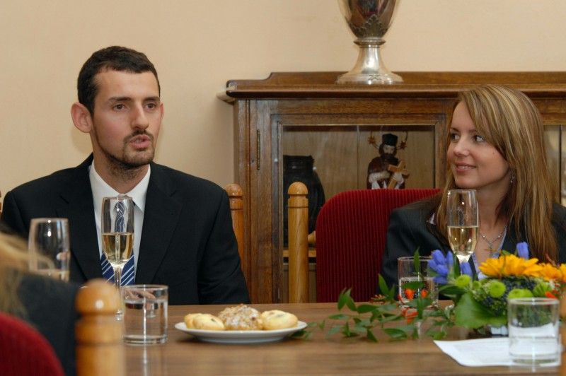 Šest účastníků olympiády v Londýně, čtyři střelce, triatlonistu a dráhového cyklistu, kteří mají blízký vztah k plzeňskému regionu, přijali v pátek (7.9.2012) po poledni na radnici primátor Martin Baxa a náměstkyně Eva Herinková. Cílem setkání bylo především sportovcům poděkovat za výbornou reprezentaci města a regionu na XXX. letních olympijských hrách, které bezesporu patřily k největším sportovním událostem letošního roku. (Adéla Sýkorová (střelba), Lenka Marušková (střelba), Přemysl Švarc (triatlon), Martin Podhráský (střelba), Petr Kelemen (dráhová cyklistika) a Martin Strnad (střelba))