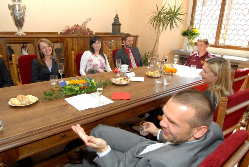 Šest účastníků olympiády v Londýně, čtyři střelce, triatlonistu a dráhového cyklistu, kteří mají blízký vztah k plzeňskému regionu, přijali v pátek (7.9.2012) po poledni na radnici primátor Martin Baxa a náměstkyně Eva Herinková. Cílem setkání bylo především sportovcům poděkovat za výbornou reprezentaci města a regionu na XXX. letních olympijských hrách, které bezesporu patřily k největším sportovním událostem letošního roku. (Adéla Sýkorová (střelba), Lenka Marušková (střelba), Přemysl Švarc (triatlon), Martin Podhráský (střelba), Petr Kelemen (dráhová cyklistika) a Martin Strnad (střelba))