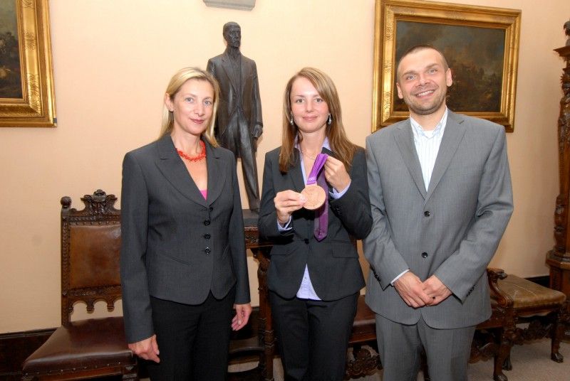 Šest účastníků olympiády v Londýně, čtyři střelce, triatlonistu a dráhového cyklistu, kteří mají blízký vztah k plzeňskému regionu, přijali v pátek (7.9.2012) po poledni na radnici primátor Martin Baxa a náměstkyně Eva Herinková. Cílem setkání bylo především sportovcům poděkovat za výbornou reprezentaci města a regionu na XXX. letních olympijských hrách, které bezesporu patřily k největším sportovním událostem letošního roku. (Adéla Sýkorová (střelba), Lenka Marušková (střelba), Přemysl Švarc (triatlon), Martin Podhráský (střelba), Petr Kelemen (dráhová cyklistika) a Martin Strnad (střelba))