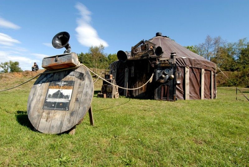 Kulturní Autobus linky 2015 se v pátek (7.9.2012) odpoledne vydal na svoji pouť. Zahájil ji v Plzni u kostela sv. Jiří z dočasné zastávky s názvem Plzeň 2015. Jeho putování po Plzeňském kraji odstartovalo zábavné odpoledne plné herců, hudebníků, výtvarníků a umělců nejrůznějších talentů. Ti bavili děti i dospělé. Ještě předtím ale došlo ke slavnostnímu přípitku, při kterém byli představeni autoři uměleckého ztvárnění autobusu Petr Nikl a Ondřej Smeykal. „Přál bych si, aby z lůna housenky vycházely jen samé krásné věci,“ popřál autobusu Petr Nikl.