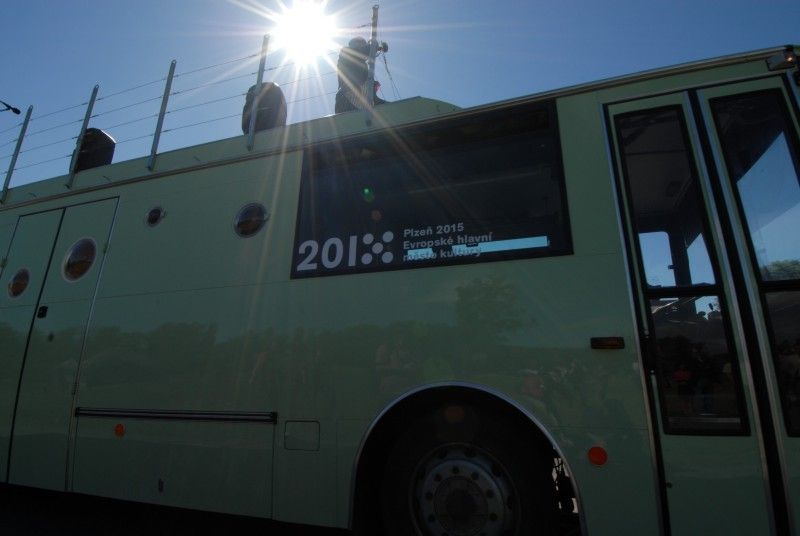 Kulturní Autobus linky 2015 se v pátek (7.9.2012) odpoledne vydal na svoji pouť. Zahájil ji v Plzni u kostela sv. Jiří z dočasné zastávky s názvem Plzeň 2015. Jeho putování po Plzeňském kraji odstartovalo zábavné odpoledne plné herců, hudebníků, výtvarníků a umělců nejrůznějších talentů. Ti bavili děti i dospělé. Ještě předtím ale došlo ke slavnostnímu přípitku, při kterém byli představeni autoři uměleckého ztvárnění autobusu Petr Nikl a Ondřej Smeykal. „Přál bych si, aby z lůna housenky vycházely jen samé krásné věci,“ popřál autobusu Petr Nikl.