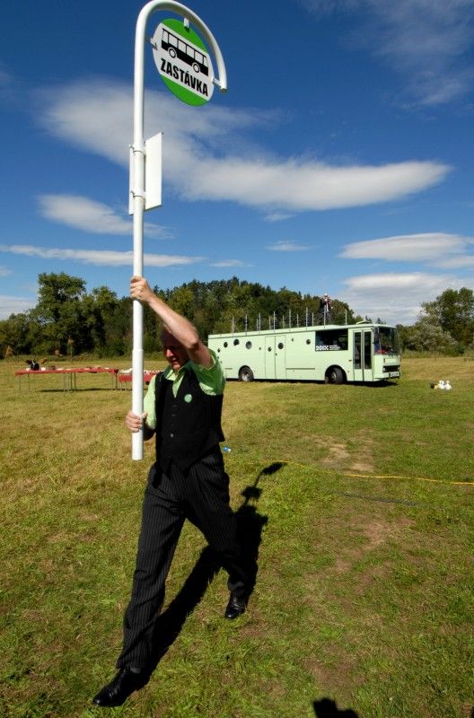 Kulturní Autobus linky 2015 se v pátek (7.9.2012) odpoledne vydal na svoji pouť. Zahájil ji v Plzni u kostela sv. Jiří z dočasné zastávky s názvem Plzeň 2015. Jeho putování po Plzeňském kraji odstartovalo zábavné odpoledne plné herců, hudebníků, výtvarníků a umělců nejrůznějších talentů. Ti bavili děti i dospělé. Ještě předtím ale došlo ke slavnostnímu přípitku, při kterém byli představeni autoři uměleckého ztvárnění autobusu Petr Nikl a Ondřej Smeykal. „Přál bych si, aby z lůna housenky vycházely jen samé krásné věci,“ popřál autobusu Petr Nikl.