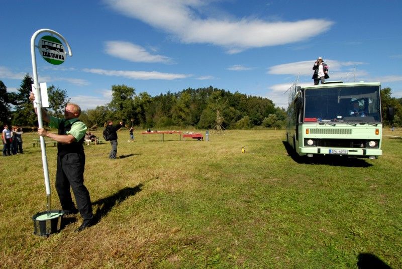 Kulturní Autobus linky 2015 se v pátek (7.9.2012) odpoledne vydal na svoji pouť. Zahájil ji v Plzni u kostela sv. Jiří z dočasné zastávky s názvem Plzeň 2015. Jeho putování po Plzeňském kraji odstartovalo zábavné odpoledne plné herců, hudebníků, výtvarníků a umělců nejrůznějších talentů. Ti bavili děti i dospělé. Ještě předtím ale došlo ke slavnostnímu přípitku, při kterém byli představeni autoři uměleckého ztvárnění autobusu Petr Nikl a Ondřej Smeykal. „Přál bych si, aby z lůna housenky vycházely jen samé krásné věci,“ popřál autobusu Petr Nikl.