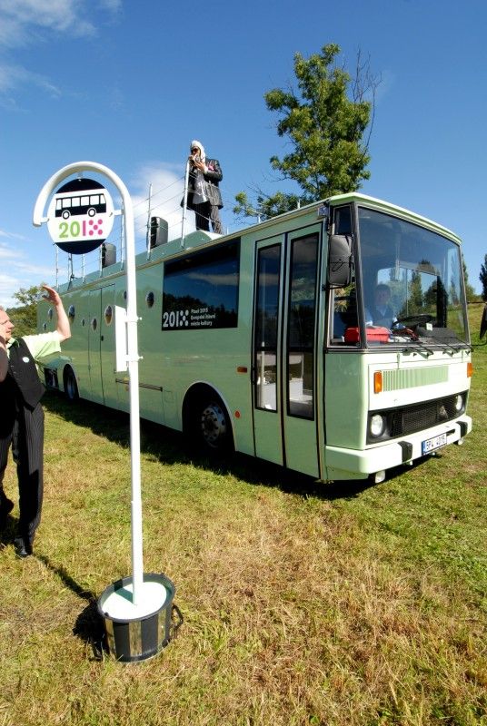 Kulturní Autobus linky 2015 se v pátek (7.9.2012) odpoledne vydal na svoji pouť. Zahájil ji v Plzni u kostela sv. Jiří z dočasné zastávky s názvem Plzeň 2015. Jeho putování po Plzeňském kraji odstartovalo zábavné odpoledne plné herců, hudebníků, výtvarníků a umělců nejrůznějších talentů. Ti bavili děti i dospělé. Ještě předtím ale došlo ke slavnostnímu přípitku, při kterém byli představeni autoři uměleckého ztvárnění autobusu Petr Nikl a Ondřej Smeykal. „Přál bych si, aby z lůna housenky vycházely jen samé krásné věci,“ popřál autobusu Petr Nikl.