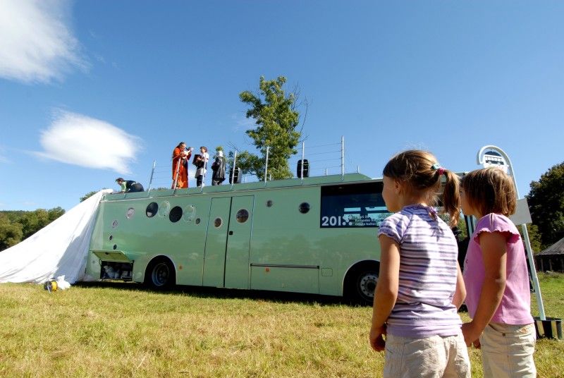 Kulturní Autobus linky 2015 se v pátek (7.9.2012) odpoledne vydal na svoji pouť. Zahájil ji v Plzni u kostela sv. Jiří z dočasné zastávky s názvem Plzeň 2015. Jeho putování po Plzeňském kraji odstartovalo zábavné odpoledne plné herců, hudebníků, výtvarníků a umělců nejrůznějších talentů. Ti bavili děti i dospělé. Ještě předtím ale došlo ke slavnostnímu přípitku, při kterém byli představeni autoři uměleckého ztvárnění autobusu Petr Nikl a Ondřej Smeykal. „Přál bych si, aby z lůna housenky vycházely jen samé krásné věci,“ popřál autobusu Petr Nikl.