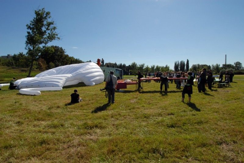Kulturní Autobus linky 2015 se v pátek (7.9.2012) odpoledne vydal na svoji pouť. Zahájil ji v Plzni u kostela sv. Jiří z dočasné zastávky s názvem Plzeň 2015. Jeho putování po Plzeňském kraji odstartovalo zábavné odpoledne plné herců, hudebníků, výtvarníků a umělců nejrůznějších talentů. Ti bavili děti i dospělé. Ještě předtím ale došlo ke slavnostnímu přípitku, při kterém byli představeni autoři uměleckého ztvárnění autobusu Petr Nikl a Ondřej Smeykal. „Přál bych si, aby z lůna housenky vycházely jen samé krásné věci,“ popřál autobusu Petr Nikl.