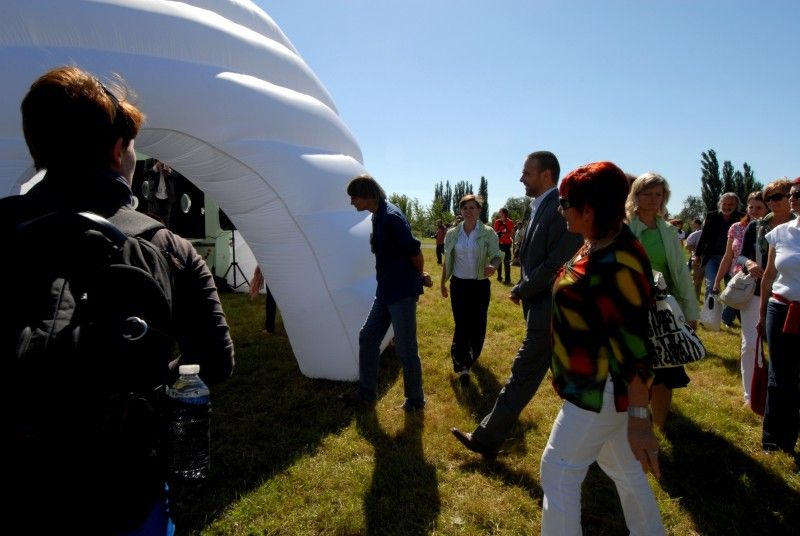 Kulturní Autobus linky 2015 se v pátek (7.9.2012) odpoledne vydal na svoji pouť. Zahájil ji v Plzni u kostela sv. Jiří z dočasné zastávky s názvem Plzeň 2015. Jeho putování po Plzeňském kraji odstartovalo zábavné odpoledne plné herců, hudebníků, výtvarníků a umělců nejrůznějších talentů. Ti bavili děti i dospělé. Ještě předtím ale došlo ke slavnostnímu přípitku, při kterém byli představeni autoři uměleckého ztvárnění autobusu Petr Nikl a Ondřej Smeykal. „Přál bych si, aby z lůna housenky vycházely jen samé krásné věci,“ popřál autobusu Petr Nikl.