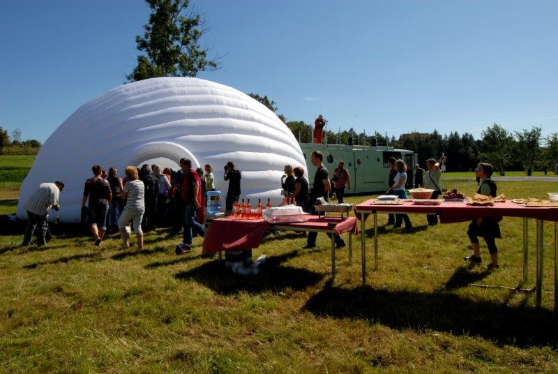 Kulturní Autobus linky 2015 se v pátek (7.9.2012) odpoledne vydal na svoji pouť. Zahájil ji v Plzni u kostela sv. Jiří z dočasné zastávky s názvem Plzeň 2015. Jeho putování po Plzeňském kraji odstartovalo zábavné odpoledne plné herců, hudebníků, výtvarníků a umělců nejrůznějších talentů. Ti bavili děti i dospělé. Ještě předtím ale došlo ke slavnostnímu přípitku, při kterém byli představeni autoři uměleckého ztvárnění autobusu Petr Nikl a Ondřej Smeykal. „Přál bych si, aby z lůna housenky vycházely jen samé krásné věci,“ popřál autobusu Petr Nikl.