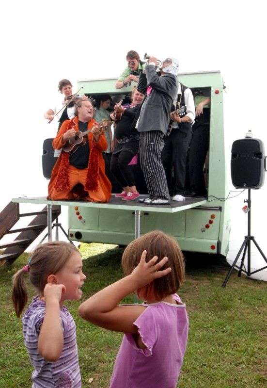 Kulturní Autobus linky 2015 se v pátek (7.9.2012) odpoledne vydal na svoji pouť. Zahájil ji v Plzni u kostela sv. Jiří z dočasné zastávky s názvem Plzeň 2015. Jeho putování po Plzeňském kraji odstartovalo zábavné odpoledne plné herců, hudebníků, výtvarníků a umělců nejrůznějších talentů. Ti bavili děti i dospělé. Ještě předtím ale došlo ke slavnostnímu přípitku, při kterém byli představeni autoři uměleckého ztvárnění autobusu Petr Nikl a Ondřej Smeykal. „Přál bych si, aby z lůna housenky vycházely jen samé krásné věci,“ popřál autobusu Petr Nikl.