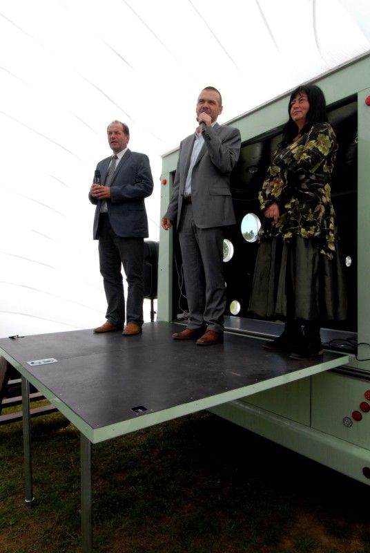 Kulturní Autobus linky 2015 se v pátek (7.9.2012) odpoledne vydal na svoji pouť. Zahájil ji v Plzni u kostela sv. Jiří z dočasné zastávky s názvem Plzeň 2015. Jeho putování po Plzeňském kraji odstartovalo zábavné odpoledne plné herců, hudebníků, výtvarníků a umělců nejrůznějších talentů. Ti bavili děti i dospělé. Ještě předtím ale došlo ke slavnostnímu přípitku, při kterém byli představeni autoři uměleckého ztvárnění autobusu Petr Nikl a Ondřej Smeykal. „Přál bych si, aby z lůna housenky vycházely jen samé krásné věci,“ popřál autobusu Petr Nikl.