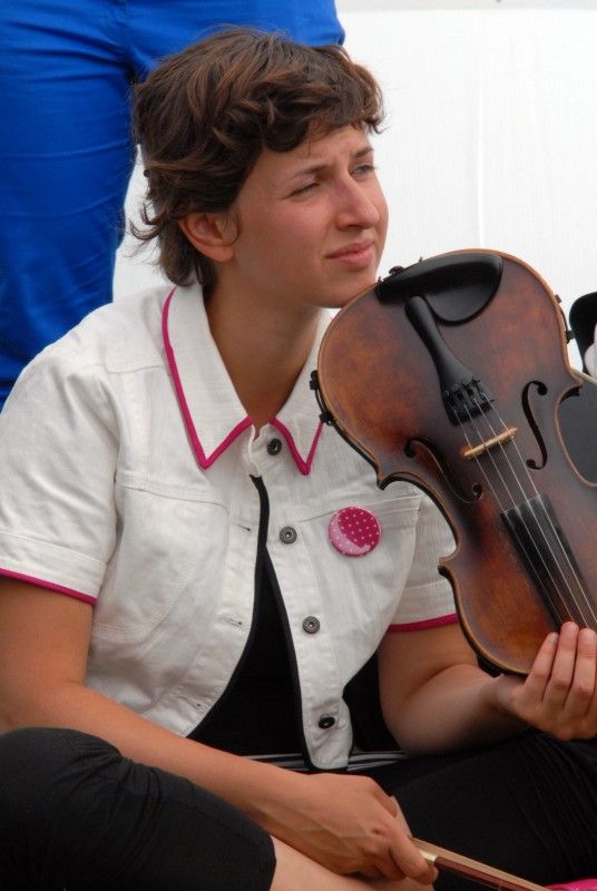 Kulturní Autobus linky 2015 se v pátek (7.9.2012) odpoledne vydal na svoji pouť. Zahájil ji v Plzni u kostela sv. Jiří z dočasné zastávky s názvem Plzeň 2015. Jeho putování po Plzeňském kraji odstartovalo zábavné odpoledne plné herců, hudebníků, výtvarníků a umělců nejrůznějších talentů. Ti bavili děti i dospělé. Ještě předtím ale došlo ke slavnostnímu přípitku, při kterém byli představeni autoři uměleckého ztvárnění autobusu Petr Nikl a Ondřej Smeykal. „Přál bych si, aby z lůna housenky vycházely jen samé krásné věci,“ popřál autobusu Petr Nikl.
