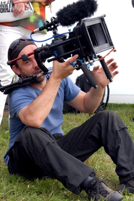 Kulturní Autobus linky 2015 se v pátek (7.9.2012) odpoledne vydal na svoji pouť. Zahájil ji v Plzni u kostela sv. Jiří z dočasné zastávky s názvem Plzeň 2015. Jeho putování po Plzeňském kraji odstartovalo zábavné odpoledne plné herců, hudebníků, výtvarníků a umělců nejrůznějších talentů. Ti bavili děti i dospělé. Ještě předtím ale došlo ke slavnostnímu přípitku, při kterém byli představeni autoři uměleckého ztvárnění autobusu Petr Nikl a Ondřej Smeykal. „Přál bych si, aby z lůna housenky vycházely jen samé krásné věci,“ popřál autobusu Petr Nikl.