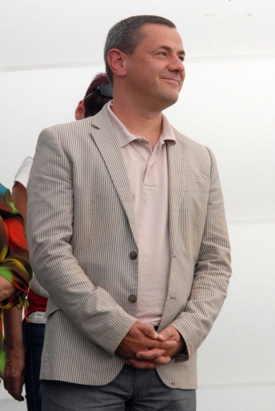 Kulturní Autobus linky 2015 se v pátek (7.9.2012) odpoledne vydal na svoji pouť. Zahájil ji v Plzni u kostela sv. Jiří z dočasné zastávky s názvem Plzeň 2015. Jeho putování po Plzeňském kraji odstartovalo zábavné odpoledne plné herců, hudebníků, výtvarníků a umělců nejrůznějších talentů. Ti bavili děti i dospělé. Ještě předtím ale došlo ke slavnostnímu přípitku, při kterém byli představeni autoři uměleckého ztvárnění autobusu Petr Nikl a Ondřej Smeykal. „Přál bych si, aby z lůna housenky vycházely jen samé krásné věci,“ popřál autobusu Petr Nikl.