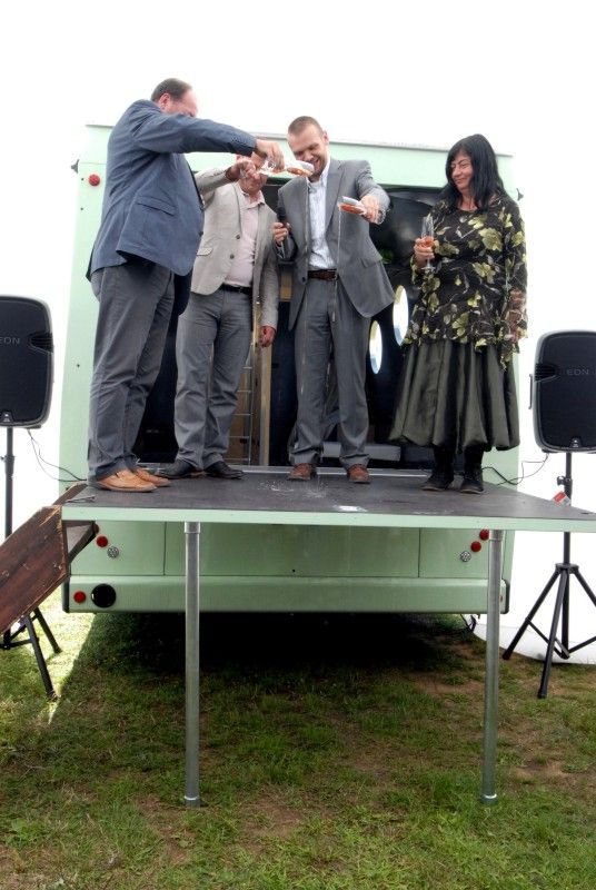 Kulturní Autobus linky 2015 se v pátek (7.9.2012) odpoledne vydal na svoji pouť. Zahájil ji v Plzni u kostela sv. Jiří z dočasné zastávky s názvem Plzeň 2015. Jeho putování po Plzeňském kraji odstartovalo zábavné odpoledne plné herců, hudebníků, výtvarníků a umělců nejrůznějších talentů. Ti bavili děti i dospělé. Ještě předtím ale došlo ke slavnostnímu přípitku, při kterém byli představeni autoři uměleckého ztvárnění autobusu Petr Nikl a Ondřej Smeykal. „Přál bych si, aby z lůna housenky vycházely jen samé krásné věci,“ popřál autobusu Petr Nikl.