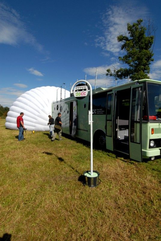 Kulturní Autobus linky 2015 se v pátek (7.9.2012) odpoledne vydal na svoji pouť. Zahájil ji v Plzni u kostela sv. Jiří z dočasné zastávky s názvem Plzeň 2015. Jeho putování po Plzeňském kraji odstartovalo zábavné odpoledne plné herců, hudebníků, výtvarníků a umělců nejrůznějších talentů. Ti bavili děti i dospělé. Ještě předtím ale došlo ke slavnostnímu přípitku, při kterém byli představeni autoři uměleckého ztvárnění autobusu Petr Nikl a Ondřej Smeykal. „Přál bych si, aby z lůna housenky vycházely jen samé krásné věci,“ popřál autobusu Petr Nikl.