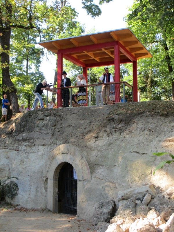 Důkazem, že činy mluví hlasitěji než slova, je neformální skupina mladých Maják Plzně. S cílem vrátit slávu místu, které v první polovině 19. století založil purkmistr Martin Kopecký, se společnými silami vložili do obnovy Chotkova sedátka, altánku uprostřed Lochotínského parku. Plán se jim i za podpory města Plzně podařilo zrealizovat (9.9.2012). Nová podoba altánu je sice na první pohled moderní, nicméně odkazuje k mnohaleté historii Lochotínského parku, který až do 50 let minulého století patřil k nejoblíbenějším odpočinkovým místům v Plzni.