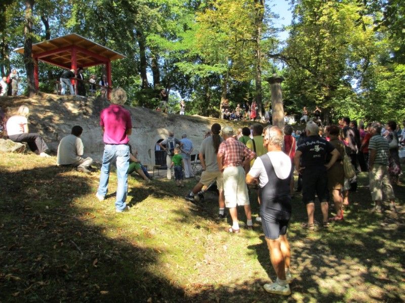 Důkazem, že činy mluví hlasitěji než slova, je neformální skupina mladých Maják Plzně. S cílem vrátit slávu místu, které v první polovině 19. století založil purkmistr Martin Kopecký, se společnými silami vložili do obnovy Chotkova sedátka, altánku uprostřed Lochotínského parku. Plán se jim i za podpory města Plzně podařilo zrealizovat (9.9.2012). Nová podoba altánu je sice na první pohled moderní, nicméně odkazuje k mnohaleté historii Lochotínského parku, který až do 50 let minulého století patřil k nejoblíbenějším odpočinkovým místům v Plzni.