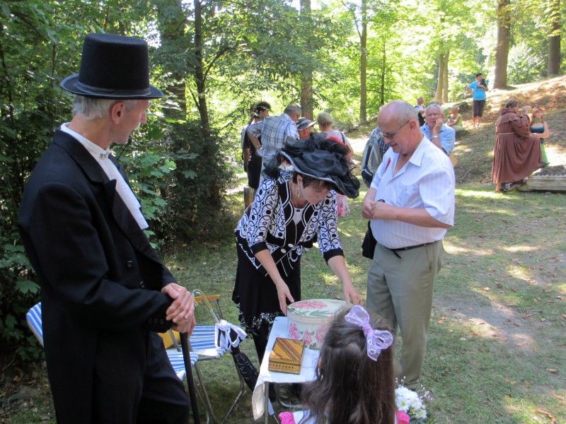 Důkazem, že činy mluví hlasitěji než slova, je neformální skupina mladých Maják Plzně. S cílem vrátit slávu místu, které v první polovině 19. století založil purkmistr Martin Kopecký, se společnými silami vložili do obnovy Chotkova sedátka, altánku uprostřed Lochotínského parku. Plán se jim i za podpory města Plzně podařilo zrealizovat (9.9.2012). Nová podoba altánu je sice na první pohled moderní, nicméně odkazuje k mnohaleté historii Lochotínského parku, který až do 50 let minulého století patřil k nejoblíbenějším odpočinkovým místům v Plzni.