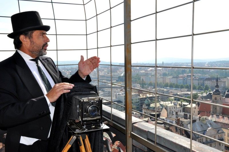 Psal se rok 1892. Majitel lékárny U Bílého jednorožce a amatérský fotograf Edvard Kalser z ochozu věže katedrály sv. Bartoloměje pořídil sérii snímků tehdejší Plzně. Bylo to v době, kdy se chystaly velké změny – výstavba synagogy, nového divadla, rozšíření Škodových závodů. O 120 let později zachytil plzeňský fotograf Vlastimil Leška stejná místa. Nová publikace vydavatelství a nakladatelství Starý most obě série fotografií srovnává a umožňuje čtenáři pozorovat, jak se Plzeň od konce devatenáctého století proměnila. (foto 11.9.2012: Z. Kubalová)