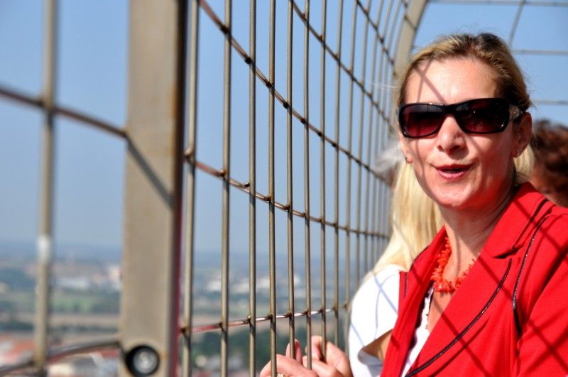 Psal se rok 1892. Majitel lékárny U Bílého jednorožce a amatérský fotograf Edvard Kalser z ochozu věže katedrály sv. Bartoloměje pořídil sérii snímků tehdejší Plzně. Bylo to v době, kdy se chystaly velké změny – výstavba synagogy, nového divadla, rozšíření Škodových závodů. O 120 let později zachytil plzeňský fotograf Vlastimil Leška stejná místa. Nová publikace vydavatelství a nakladatelství Starý most obě série fotografií srovnává a umožňuje čtenáři pozorovat, jak se Plzeň od konce devatenáctého století proměnila. (foto 11.9.2012: Z. Kubalová)